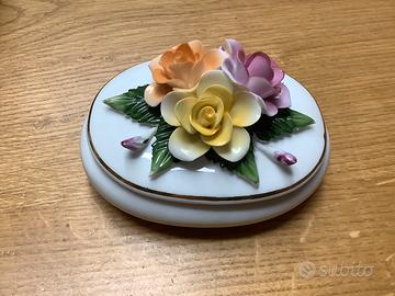 Piccolo portagioie in porcellana