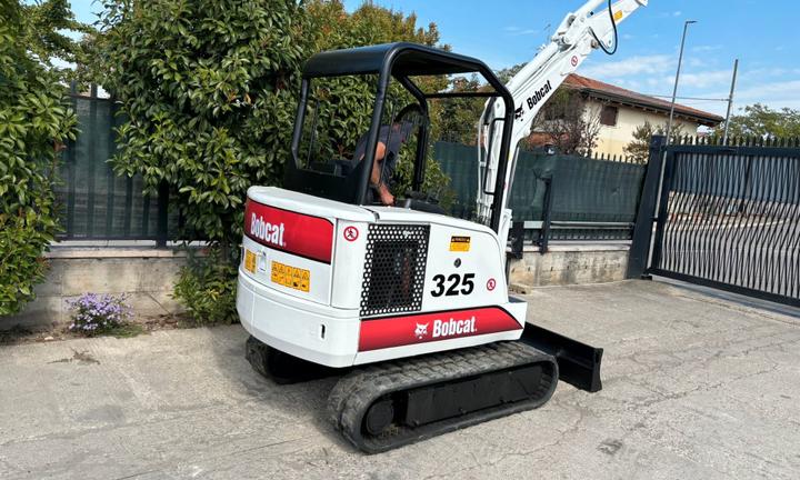 E152 Escavatore 25Q Bobcat 325