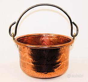 Vecchio paiolo in rame pesante