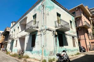 Intero stabile su due elevazioni