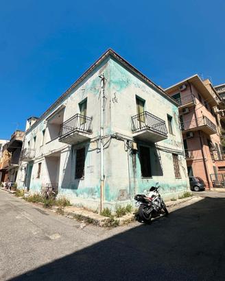 Intero stabile su due elevazioni