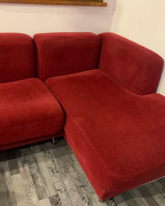 divano con chaise lounge rosso molto comodo