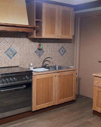 Cucina fatta a mano in vero legno