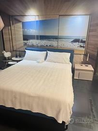 Camera con letto pelle, como e comodino