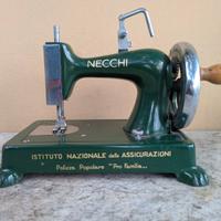 Macchina da cucire giocattolo vintage NECCHI