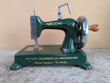 Macchina da cucire giocattolo vintage NECCHI