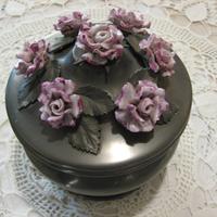 Ciotola in peltro con fiori in porcellana