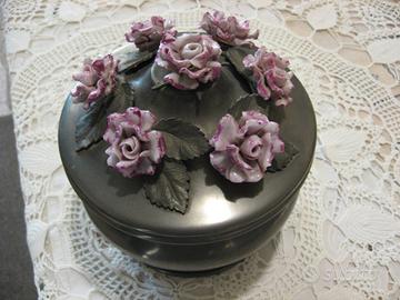 Ciotola in peltro con fiori in porcellana