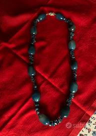 Collana con pietre blu
