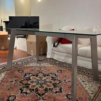Tavolo con piano in vetro
