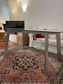 Tavolo con piano in vetro