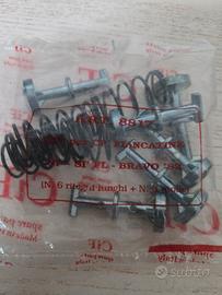 Kit di viti e molle per i fianchetti Piaggio