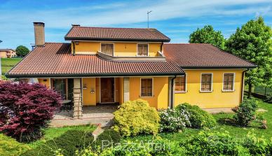 Villa singola con capannone