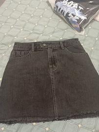 Gonna corta a vita alta in denim nero