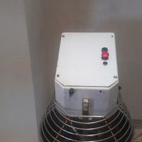 impastatrice e articoli vari per pizzeria