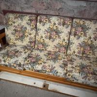 Divano in legno con cuscini