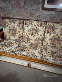 Divano in legno con cuscini