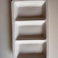 Vassoio di ceramica bianco a scomparti