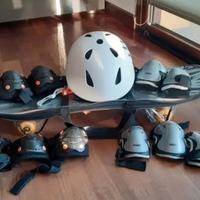 Skateboard con casco e protezioni
