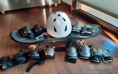 Skateboard con casco e protezioni