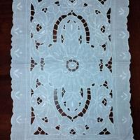 Lotto centrini in lino ricamati a mano bianco