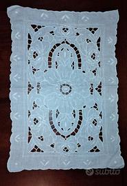 Lotto centrini in lino ricamati a mano bianco