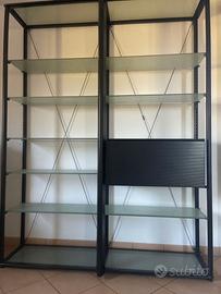 Libreria con lampade al neon incorporate