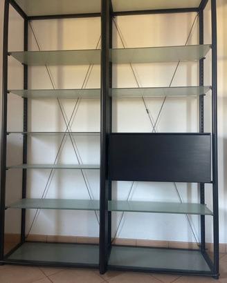 Libreria con lampade al neon incorporate