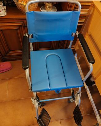 Sedia a rotelle comoda (WC) 