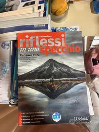 Libro riflessi in uno specchio