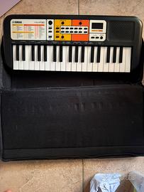 Pianola Yamaha F30