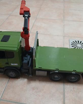 camion verde con ribalta
