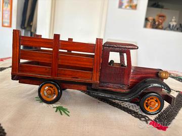 Auto d'epoca in legno fatta a mano