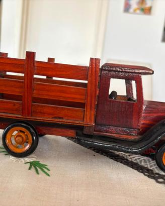 Auto d'epoca in legno fatta a mano