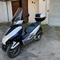 Piaggio MP3 300 con bauletto - Scooter 3 ruote