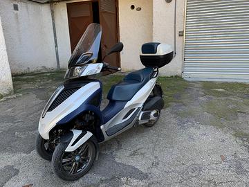 Piaggio MP3 300 con bauletto - Scooter 3 ruote