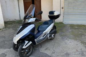 Piaggio MP3 300 con bauletto - Scooter 3 ruote