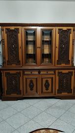 Credenza con vetrina in legno intagliato