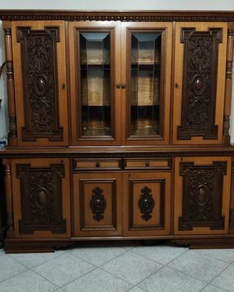 Credenza con vetrina in legno intagliato