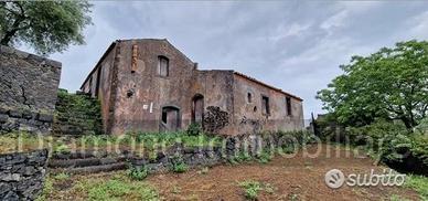 Antico casale con terreno a Piedimonte Etneo