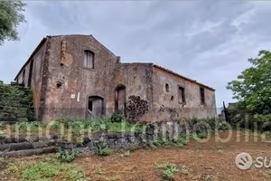 Antico casale con terreno a Piedimonte Etneo