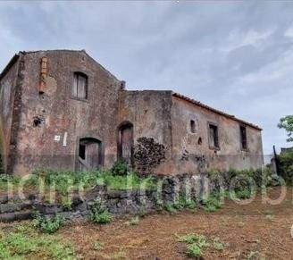 Antico casale con terreno a Piedimonte Etneo