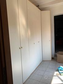 Armadio bianco componibile con pomelli
