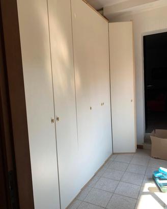 Armadio bianco componibile con pomelli