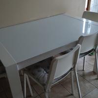 Tavolo con prolunga con sedie