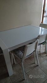 Tavolo con prolunga con sedie