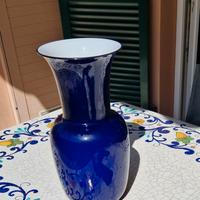 Grande vaso opalino blu zaffiro di Venini con inte