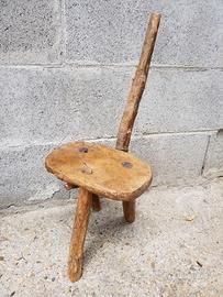 Antico sgabello artigianale in legno da mungitura