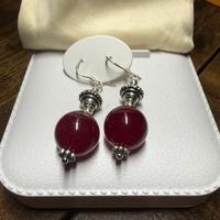 Orecchini con pendente in pietra naturale rosso