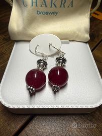 Orecchini con pendente in pietra naturale rosso